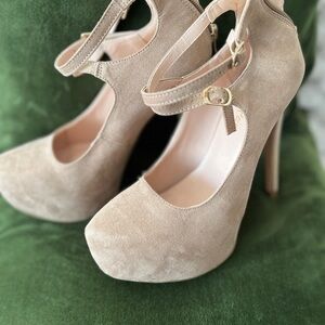 Cream high-heeled platform pumps with ankle strap and stiletto heel